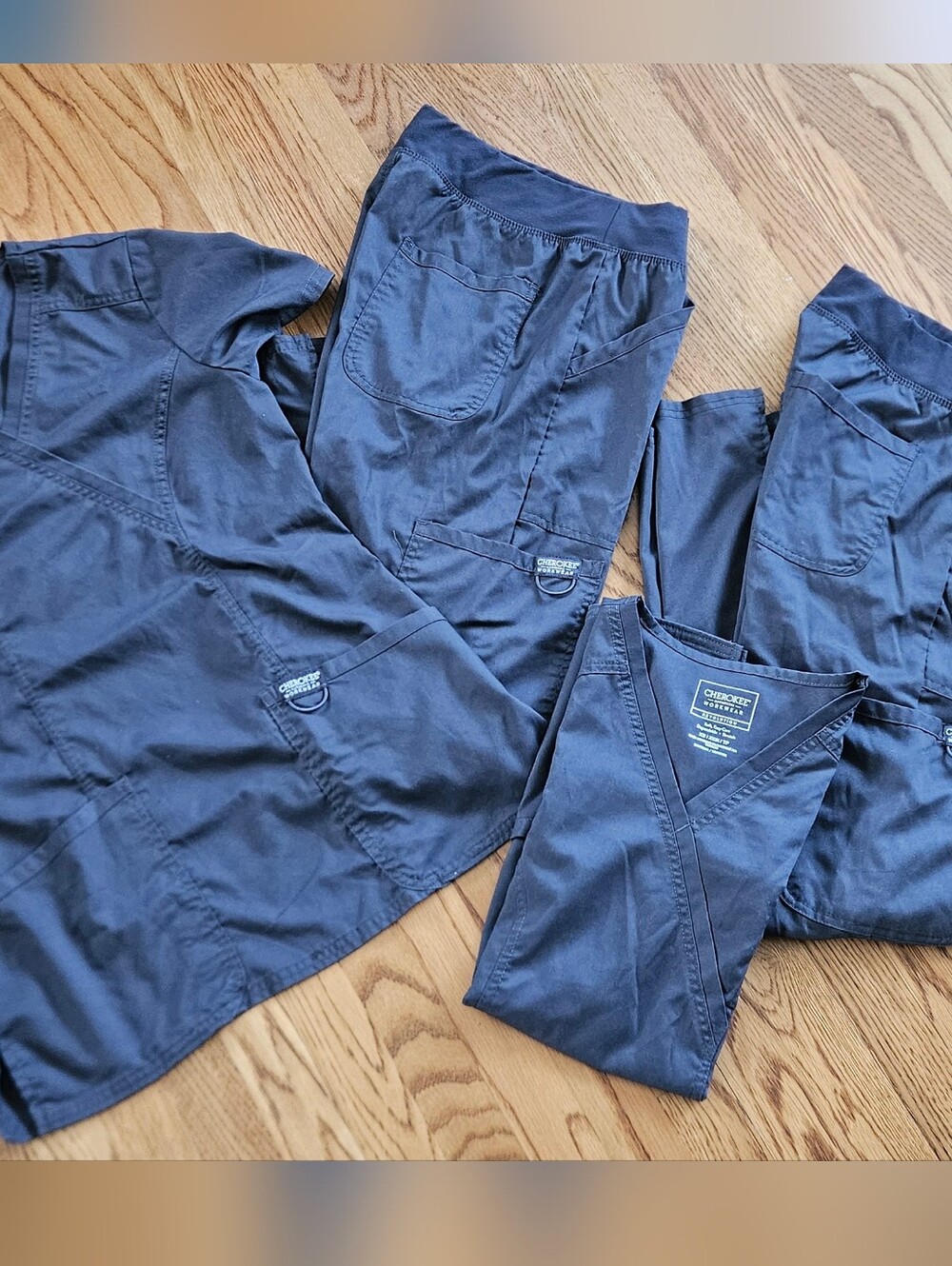 Cherokee Workwear Grey V-Neck Women’s Scrub 2 XS Tops & 2 XS Bottoms. - Picture 9 of 9
